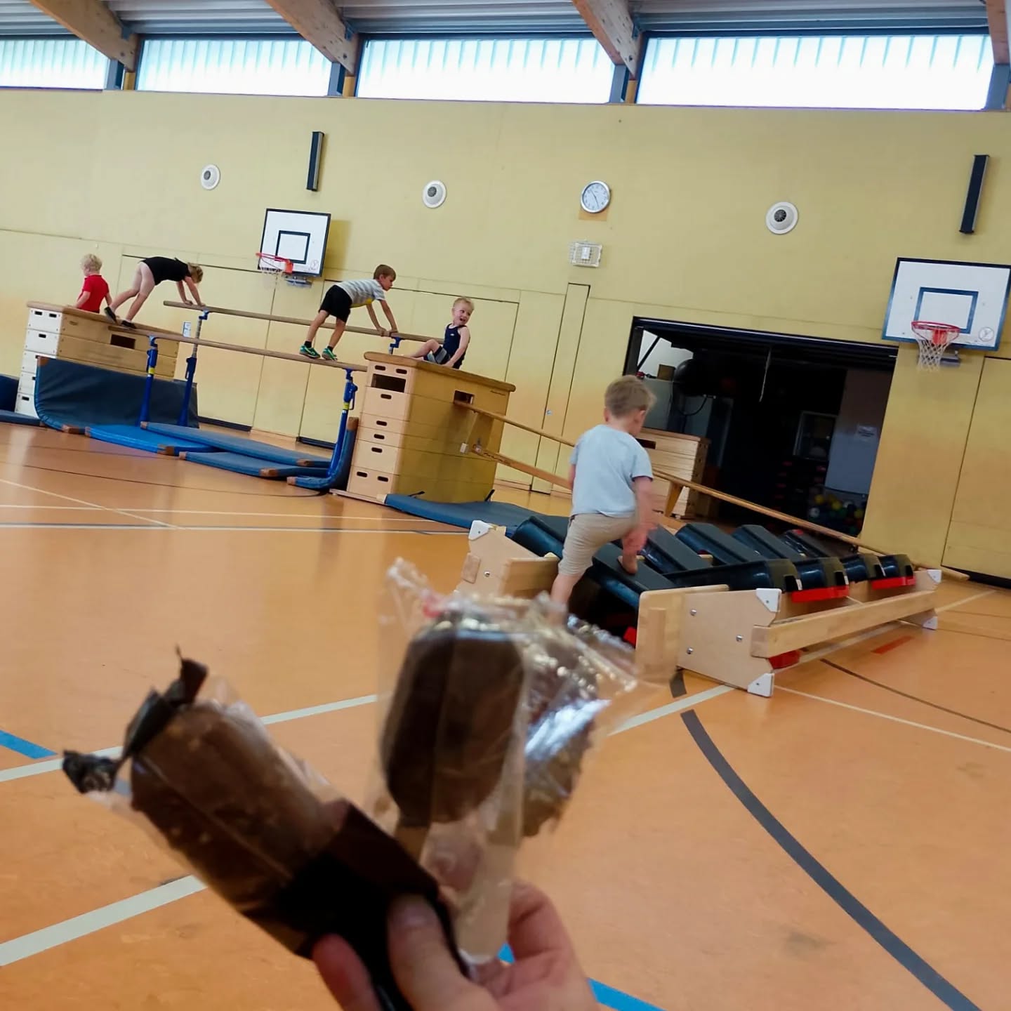 Sommerpause! 🤸♂️☀️
Heute haben wir uns beim Kinderturnen mit einem Eis in die Sommerpause verabschiedet. Danke an alle kleinen Turnerinnen und Turner für die tolle Zeit – wir freuen uns schon riesig, euch nach den Sommerferien wiederzusehen! 🥰
Habt einen schönen Sommer und bleibt aktiv! 🏖️
#svkripp #kinderturnen #bewegung #kids #turnen #sommerferien #ferien #auszeit #spass #nurdersvk