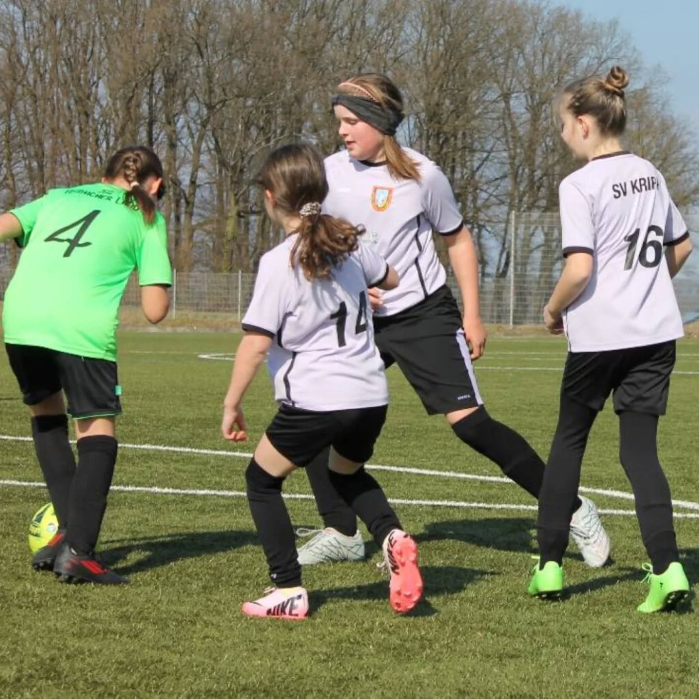 TRAININGSAUFTAKT BEI UNSEREN MÄDCHENMANNSCHAFTEN - WIR STARTEN IN DIE NEUE SAISON! 🔴⚪
Am Freitag, 1. August, ab 17 Uhr beginnt für unsere E-, D- und C-Juniorinnen wieder das Training im Sportpark "Am Querweg". Nach der Sommerpause freuen sich unsere Trainerteams auf ein Wiedersehen – und natürlich auf neue fußballbegeisterte Mädchen, die Lust haben, Teil unseres Teams zu werden! 👧
Egal ob Anfängerin oder mit Fußballerfahrung – bei uns ist jede willkommen! Komm einfach vorbei und mach mit!
#svkripp #mädchenfußball #trainingsstart #kripp #fussballliebe #nachwuchskickerinnen #neuesaison #teamgeist #sportvereinkripp #nichtohnemeinemaedels