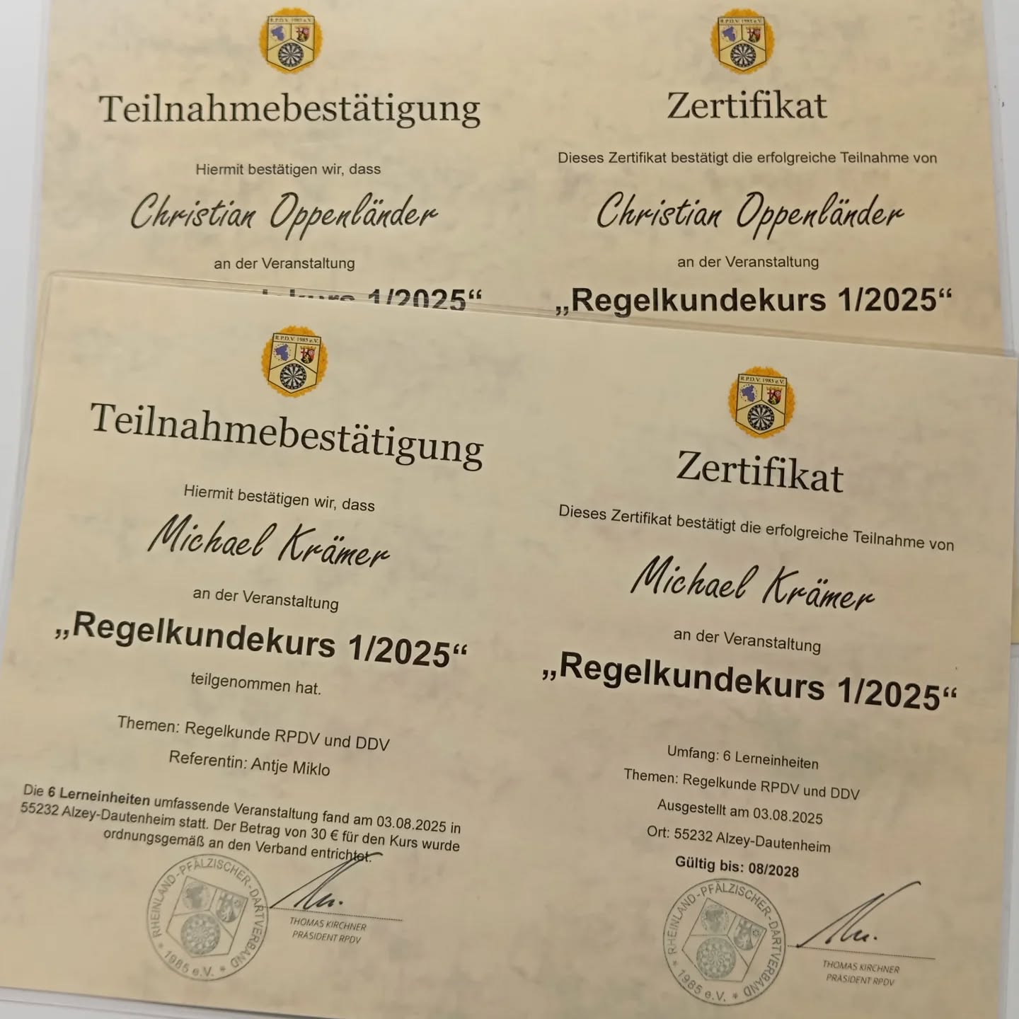 NÄCHSTER SCHRITT RICHTUNG LIGABETRIEB! 🎯
Unsere Steeldarts-Freizeitsportgruppe entwickelt sich weiter! 💪
Am Wochenende haben Michael Krämer und Christian Oppenländer erfolgreich die Regelkundeprüfung des Rheinland-Pfälzischen Dartverbands (RPDV) bestanden – ein wichtiger Meilenstein auf dem Weg zur offiziellen Mannschaftsmeldung. ✅
Bereits vor zwei Wochen haben wir an der Delegiertenversammlung des RPDV teilnehmen. Jetzt ist es offiziell:
👉 Der SV Kripp geht in der kommenden Saison erstmals mit einer Darts-Mannschaft in der Bezirksliga 4 an den Start! 🎯
📍 Los geht's am 31. August beim ersten Blockspieltag in Welschneudorf.
Wir freuen uns riesig auf diese Premiere und auf eine spannende erste Saison im Ligabetrieb! 🙌
#SVKripp #Darts #Ligastart #RPDV #Bezirksliga4 #WirSindBereit #Dartsteam #Blockspieltag #premiere