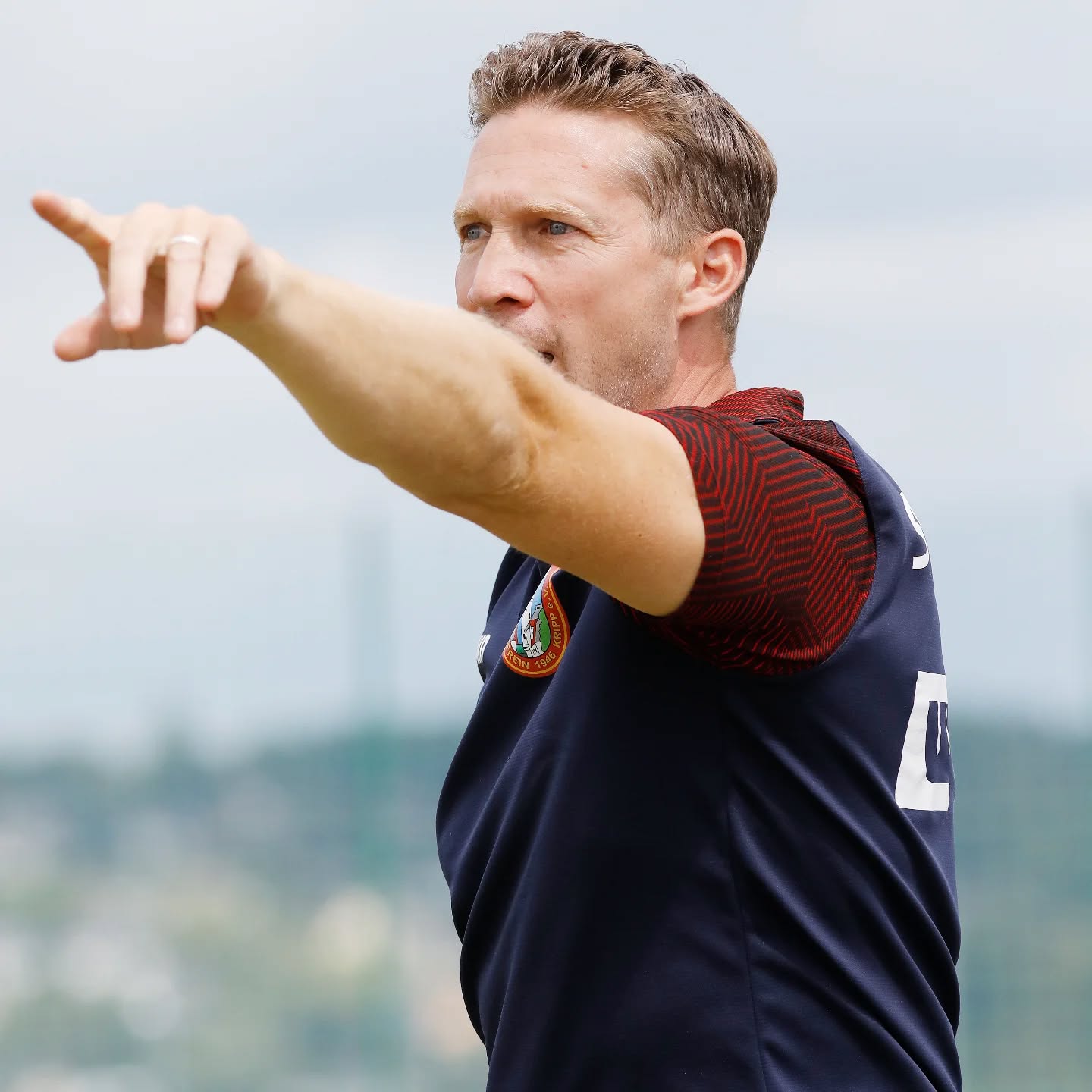 INTERVIEW MIT UNSEREM TRAINERTEAM DER ERSTEN MANNSCHAFT 📢
Die Sommerpause ist vorbei und der Ball rollt wieder! Zum Start in die neue Saison haben wir mit unserem Trainer Michael Ueberbach und Co-Trainer Nils Meyer über die Vorbereitung, die Zielsetzung und die Erwartungen an die kommende Spielzeit gesprochen.
🎙️ Seit diesem Sommer bildet ihr das neue Trainerduo unserer ersten Mannschaft. Wie fällt euer Fazit der Vorbereitung aus?
💬 Die Vorbereitung war sehr positiv – sowohl was die Trainingsbeteiligung als auch die Einstellung der Jungs betrifft. Wir hatten durchweg 20 oder mehr Spieler auf dem Platz, was ein starkes Zeichen ist und für die Aufbruchstimmung innerhalb des Teams spricht. Die Bereitschaft, Gas zu geben und sich weiterzuentwickeln, ist klar spürbar. Genau dieses Fundament wollen wir nutzen, um mit Mut und Überzeugung in die neue Saison zu gehen.
🎙️ Was sind die wichtigsten Werte, die ihr eurem Team vermitteln wollt?
💬 Uns ist besonders wichtig, ein starkes Wir-Gefühl zu entwickeln – denn nur als Einheit können wir erfolgreich sein. Dazu gehört auch, mit Selbstvertrauen und Mut aufzutreten. Wir wollen einen einfachen, klaren und zielstrebigen Ballbesitzfußball spielen, der Spaß macht und effektiv ist. Mentalität, Einsatz und Zusammenhalt stehen dabei an erster Stelle. Jeder muss bereit sein, für den anderen zu arbeiten – nur so kommen wir als Team voran.
🎙️ Mit dem Spiel gegen die SG Niederzissen startet am Wochenende wieder der Ligabetrieb. Was sind die Ziele für die neue Saison?
💬 Unser Ziel ist es, als Mannschaft zu wachsen – sportlich und menschlich. Wir haben eine gute Basis mit viel Potenzial. Das wollen wir Woche für Woche auf den Platz bringen. Klar ist: Wir wollen so viele Spiele wie möglich gewinnen und vor allem zuhause eine Festung aufbauen. Wenn wir es schaffen, unser Spiel mutig und selbstbewusst durchzuziehen, können wir eine sehr erfolgreiche Saison spielen.
#svkripp #neuesaison #saison2025-26 #fussball #sportpark #nurdersvk #neuetrainer #immerweiter #kreisliga