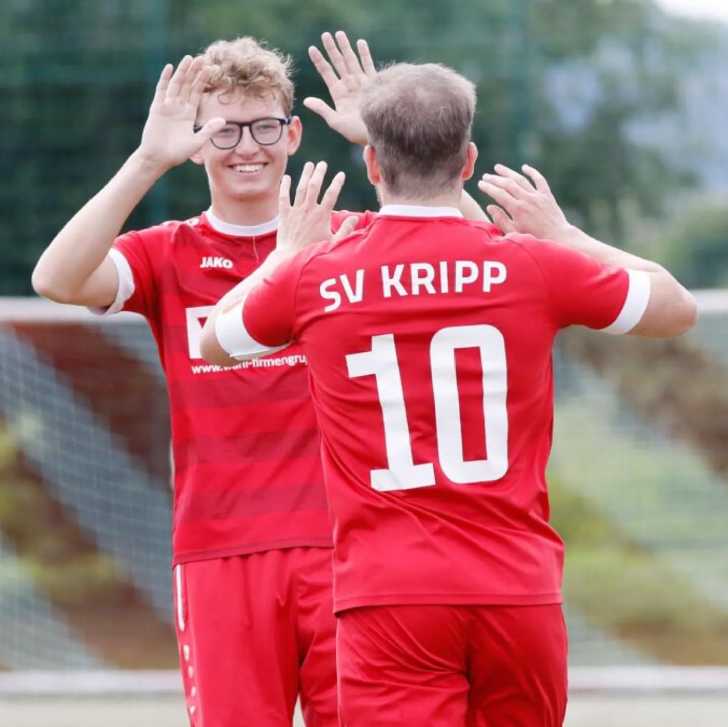 PUNKTETEILUNG ZUM LIGASTART
Unsere erste Mannschaft trennte sich im heutigen Heimspiel zum Ligastart 1️⃣:1️⃣ von der @sgniederzissen_wehr.
Nach engagiertem Start und Chancen auf beiden Seiten ging es mit 0:1 in die Pause. Kapitän Niklas Kath brachte die Hausherren nach Flanke von Rückkehrer Geronimo Klapperich mit einem satten Volleyschuss zurück ins Spiel. 💥
Trotz Unterzahl in der Schlussphase kämpfte das Team weiter – am Ende blieb es bei einem leistungsgerechten Remis.
Starker Einsatz, Jungs – so geht’s weiter! 💪
Zum Spielbericht 👉 https://sv-kripp.de/2025/08/10/punkteteilung-zum-ligastart/
#SVKripp #Heimspiel #Saisonstart #Kreisliga #TeamSpirit #FußballLiebe #Punktgewinn #nurderSVK #zusammenstark