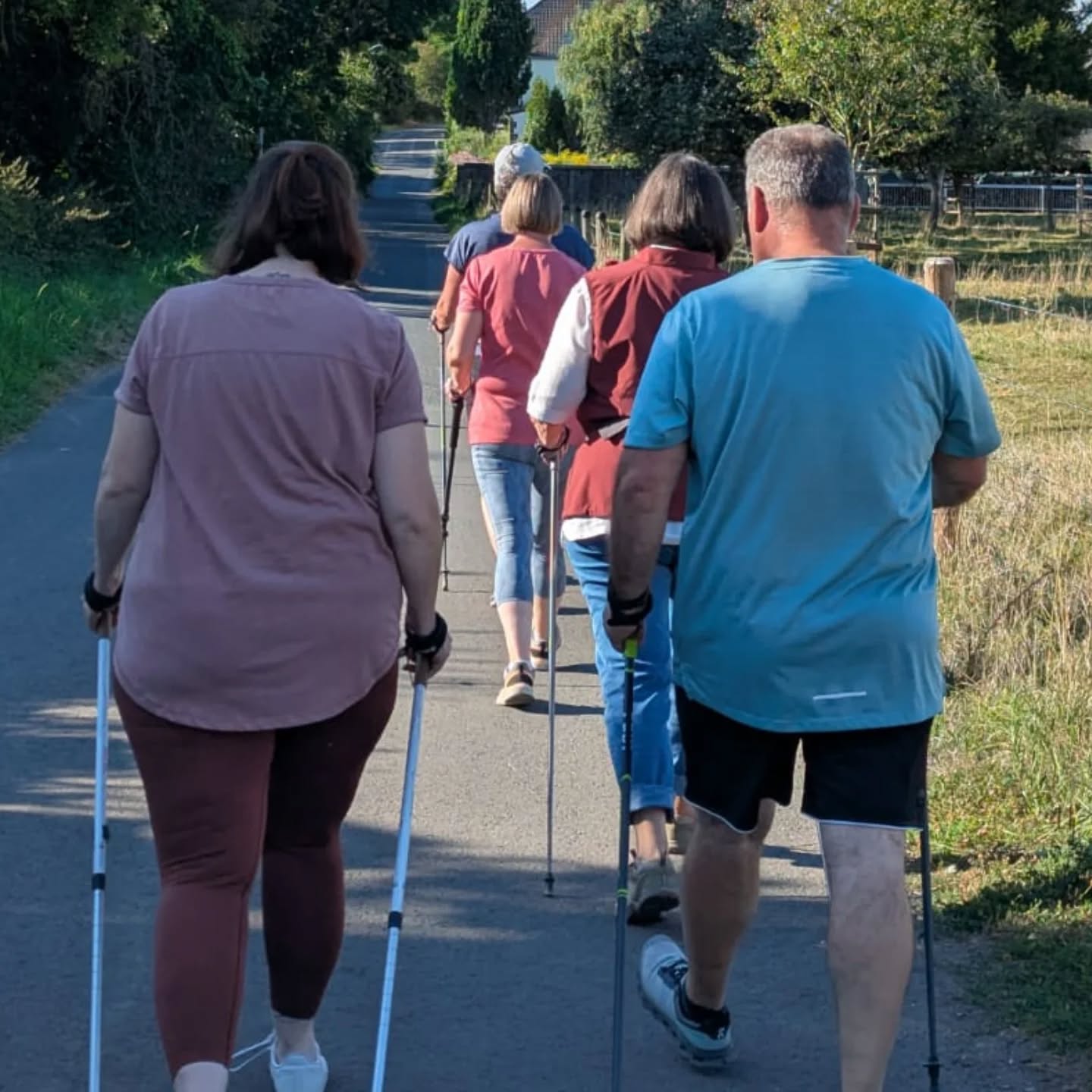 NORDIC WALKING-KURS GESTARTET
Letzte Woche ist unser zweiter Nordic Walking-Kurs gestartet – diesmal am Nachmittag! 💪
In acht wöchentlichen Einheiten lernen die Teilnehmer*innen die richtige Technik zum Walken mit den Stöcken und genießen gleichzeitig die frische Luft und Bewegung in der Natur. 🚶
#svkripp #nordicwalking #fitness #fitindernatur #nordicwalkingliebe #nurdersvk
