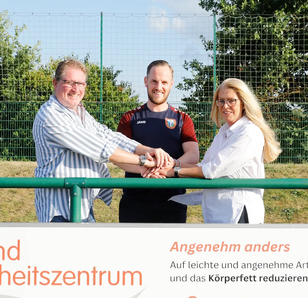 FIGUR- UND GESUNDHEITSZENTRUM MITTELRHEIN IST NEUER WERBEPARTNER 🙏
Wir freuen uns über die Unterstützung des Figur- und Gesundheitszentrums Mittelrhein aus Kripp. Sabine und Sigi Wölfl engagieren sich seit Kurzem mit einer Werbebande an unserem Sportplatz und stärken damit unseren Verein. 🔴⚪
Ein herzliches Dankeschön für dieses tolle Engagement! 🙌
Einen ausführlichen Pressebericht gibt's auf unserer Homepage.
#svkripp #sponsoring #heimatsport #gemeinsamstark #figurzentrum #gesundheitszentrum #sponsoring