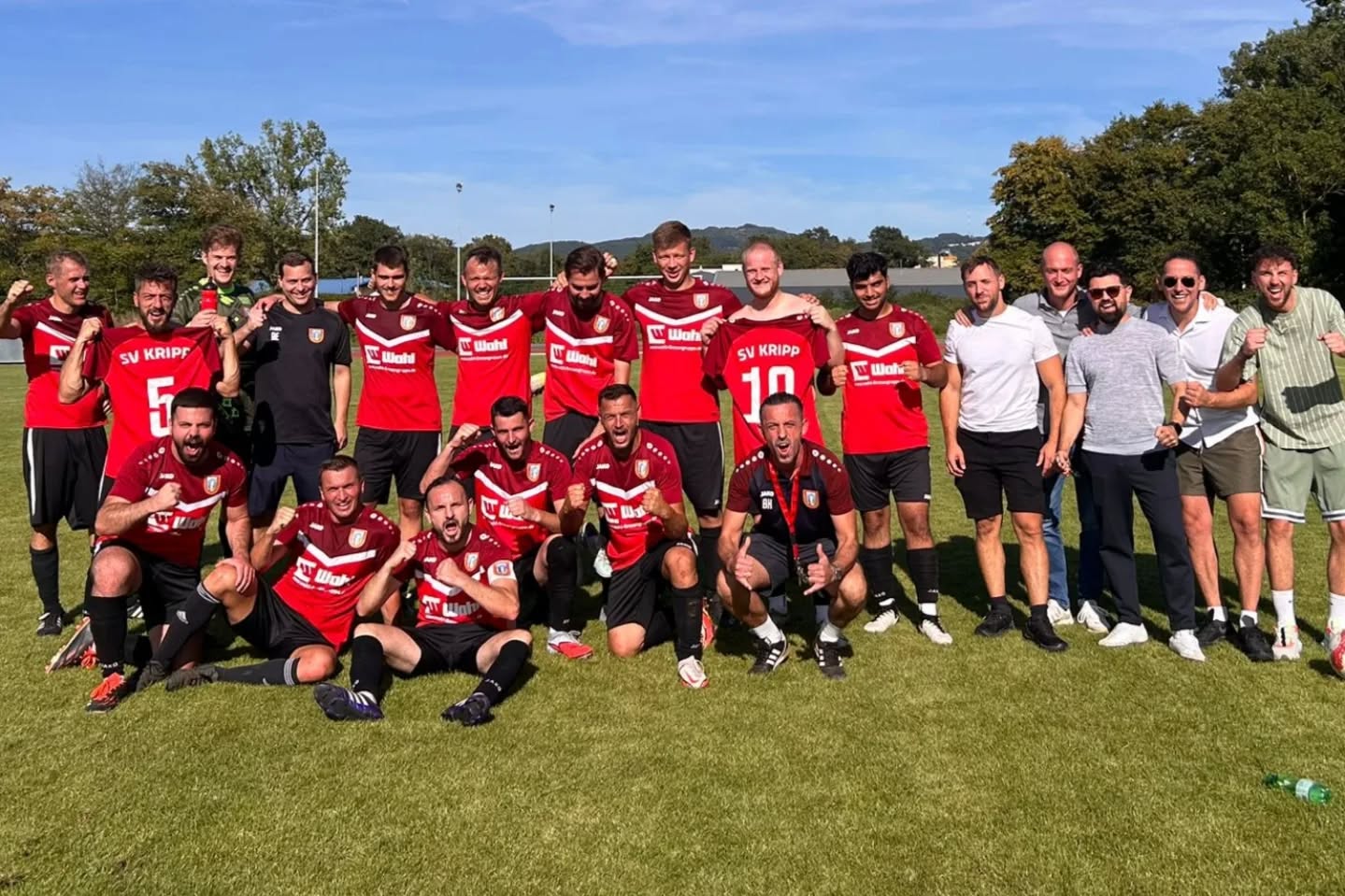 ZWEITE MANNSCHAFT FEIERT DERBYSIEG IN SINZIG!
SC Sinzig II – SV Kripp II 2:3 (1:2)
Was für ein Spiel! Unsere zweite Mannschaft holt sich mit einer starken Teamleistung die nächsten 3 Punkte! 💪
➡️ Liridon Zeneli trifft doppelt (20', 75')
➡️ Patrick Donoghue netzt traumhaft per Freistoß (30')
➡️ Kripp dominiert die erste Hälfte – Sinzig kommt zurück – doch wir behalten die Nerven! 🔥
Nach dem Ausgleich zum 2:2 bleibt die Mannschaft cool, zeigt Moral und belohnt sich mit dem verdienten Siegtreffer! 💥
🎙 Trainer Besnik Krasniqi:
“Wir haben gezeigt, was möglich ist. Jetzt gilt es, gegen Bad Breisig II noch eine Schippe draufzulegen. Jeder gibt sein Bestes – genau das macht uns stark!”
Starke Leistung, Männer! Weiter so! 👏
Den ausführlichen Spielbericht gibt's auf unserer Homepage.
#SVKripp #Auswärtssieg #KreisligaC #Teamgeist #3Punkte #ZeneliDouble #KrippPower
