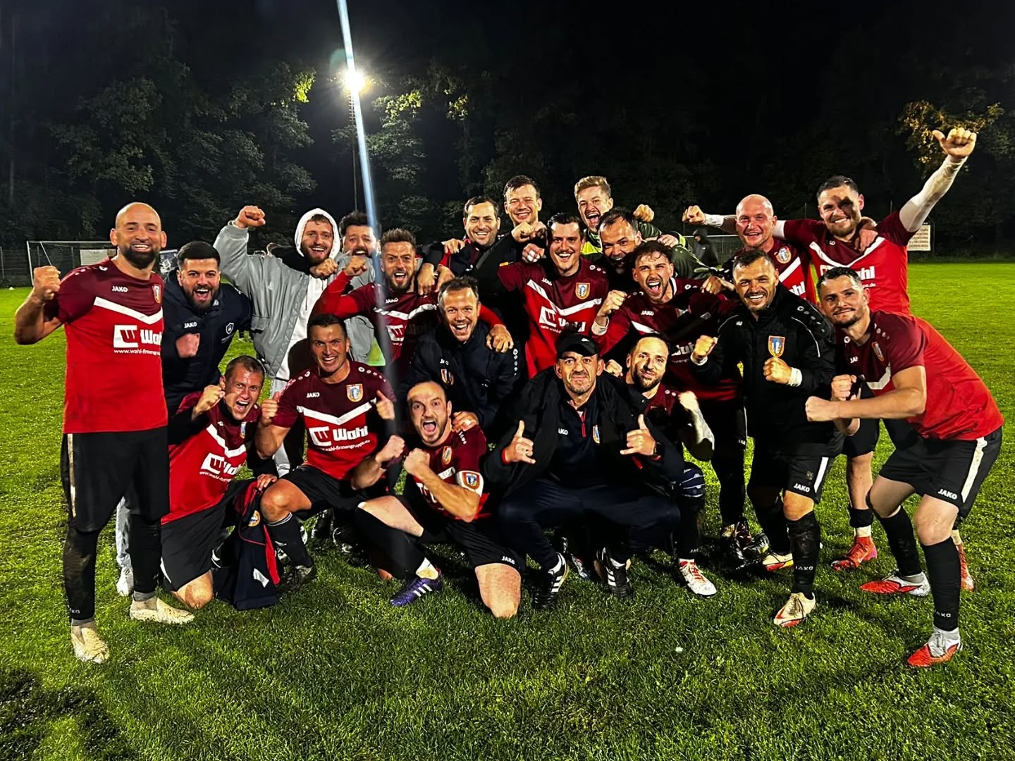 ZWEITE MANNSCHAFT MEISTERT SCHWERE AUSWÄRTSAUFGABE
SG Kreuzberg – SV Kripp II 1️⃣:3️⃣
Unsere zweite Mannschaft zeigt wieder einmal Moral und kämpft sich nach schwacher erster Halbzeit eindrucksvoll zurück! 💪
Nach dem frühen 0:1 Rückstand kam das Team von Coach Besnik Krasniqi mit drei Wechseln und neuem Schwung aus der Kabine.
Nur wenige Minuten nach Wiederanpfiff traf Buron Azizi mit purem Willen zum 1:1. Danach übernahm Kripp komplett das Kommando Mergim Bytyqi staubte zum 2:1 ab, bevor Liridon Zeneli nach Traumkombination das 3:1 erzielte! 🚀
Hinten hielt Keeper Benjamin Möller mehrfach überragend, und die Defensive um Kapitän Bylbyl Krasniqi stand bombensicher. Ein starker Teamauftritt und verdienter Sieg gegen ein Topteam der Liga! 👌
Nächste Woche geht’s zuhause gegen die SG Dernau II da soll der nächste Dreier her! 🔴⚪️
#svkripp #auswärtssieg #kreisliga #immerweiter #kreisligahelden #nurdersvk #fussball