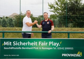 BERNHARD PINK NEUER PARTNER DES SPORTVEREINS! 🤝
Die Provinzial-Versicherungsagentur von Bernhard Pink aus Remagen unterstützt unseren Verein gleich mit zwei Werbebanden am Sportplatz. 💪
Seit über 20 Jahren ist Bernhard Pink für die Provinzial tätig. Mit seinem Team in der Marktstraße 18a in Remagen werden allen wichtigen Versicherungsfragen – von Unfall- und Kfz-Versicherung bis hin zu Berufsunfähigkeit, Lebens- und moderner Vorsorgeprodukten wie ETF-Versicherungen im persönlichen Gespräch individuell auf die persönlichen Bedürfnisse der Kunden abgestimmt und beraten .
💬 „Sport soll für jedes Alter möglich sein – und dafür setze ich mich als Sponsor ein“, sagt Pink.
Wir sagen DANKE und freuen uns auf die Zusammenarbeit! 🙏
#svkripp #Partnerschaft #sponsoring #provinzial #versicherung #sportplatz #teamwork #danke