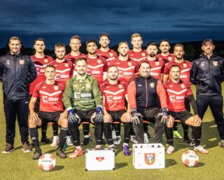 NEUES MANNSCHAFTSFOTO UNSERER ZWEITEN MANNSCHAFT 🔴⚪
Nicht alle Spieler konnten dabei sein – Urlaub, Job und Krankheit haben leider ein paar Lücken hinterlassen. Trotzdem ein tolles Bild, das unsere Mannschaft stark in Szene setzt. 💪
Ein riesiges Dankeschön an unseren Fotografen Thorsten Stephan für die klasse Aufnahme! 🙏
Jetzt heißt es: Daumen drücken, dass unsere Jungs nicht nur optisch, sondern auch sportlich in der Erfolgsspur bleiben. 
#Mannschaftsfoto #ZweiteMannschaft #Teamspirit #Fußballliebe #Erfolgsspur #Vereinsliebe #Mannschaftsfoto #SVKripp