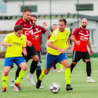 ZWEITE MANNSCHAFT GEWINNT WILDES HEIMSPIEL! 🔴⚪
Was für ein Heimspiel! 😮 Unsere zweite Mannschaft liefert sich mit der SG Dernau II ein echtes Torfestival und holt am Ende einen wichtigen 5:4-Heimsieg! 💪👏
Bereits nach zwei Minuten brachte Liridon Zeneli den SVK früh in Führung ⚡, doch die Gäste hielten kämpferisch dagegen und glichen aus. Es entwickelte sich ein offener Schlagabtausch, in dem Zeneli und Engelhardt die erneute Führung besorgten! 🎯🔥
In einer turbulenten Schlussphase bewiesen unsere Jungs echte Moral und Willensstärke: 👉 Erst kam Dernau noch einmal zum 3:3-Ausgleich, 👉 doch dann traf Engelhardt erneut zum 4:3, 👉 und schließlich sorgte Kristof Kalisch mit seinem Traumtor zum 5:3 für die Vorentscheidung – auch wenn es am Ende noch einmal spannend wurde! 😅💥
Ein wichtiger Dreier für das Team von Coach Besnik Krasniqi auf dem Weg in die Spitzengruppe der Tabelle. 🏆
Jetzt heißt es: Mund abputzen, weiter hart arbeiten – und kommenden Sonntag bei der SG Vinxtbachtal II nachlegen! 
Den ausführlichen Spielbericht mit allen Details findet ihr auf unserer Homepage 👉
📲 www.sv-kripp.de
📸 @besjanhalimi.photo
#svkripp #kreisliga #amateurfussball #heimsieg #matchday #teamgeist #fussballliebe #sonntagistspieltag #forzakripp #spielbericht #torfestival #heimspiel #kripp #niemalsaufgeben
