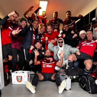 ZWEITE MANNSCHAFT BEZWINGT DEN TABELLENFÜHRER 
Unsere zweite Mannschaft baut ihre Siegesserie aus und schlägt im heimischen Sportpark den Tabellenführer SV Oberzissen II mit 3:1! 💪
Zwar gingen die Gäste zunächst in Führung, doch noch vor der Pause fiel der Ausgleich. Im zweiten Durchgang drehte unser Team richtig auf und sicherte sich mit starker Moral und echtem Teamgeist den verdienten Sieg! 🔴⚪
Toller Fight, tolle Mannschaftsleistung – weiter so, Männer! 🙌
Den ausführlichen Spielbericht findet ihr auf unserer Homepage. 📰
#SVKripp #Heimsieg #Teamgeist #Kreisliga #KreisligaFußball #Amateurfußball #Heimspiel #nurdersvk