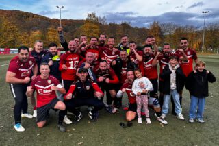 ZWEITE MANNSCHAFT FEIERT DERBYSIEG!
Unsere zweite Mannschaft bleibt weiter in Topform und gewinnt das Derby beim SV Remagen II deutlich mit 4:0! 💥
Nach dem Führungstreffer durch Artur Kalyta per Elfmeter kurz vor der Pause, drehten wir im zweiten Durchgang richtig auf:
⚽️ Mergim Bytyqi traf nach schönem Doppelpass zum 2:0,
⚽️ Liridon Zeneli zauberte mit einem Traumtor per Seitfallzieher das 3:0,
⚽️ und Ardian Zuka setzte mit dem 4:0 den Schlusspunkt! 
Eine starke, geschlossene Mannschaftsleistung – hinten bombensicher, vorne mit Klasse! 
📰 Den ausführlichen Spielbericht gibt's auf unserer Homepage.
Jetzt heißt es: Fokus aufs Topspiel am Freitag bei der SG Leimersdorf – wir sind bereit! ⚔️
#SVKripp #SVK2 #Derbysieg #Auswärtssieg #TeamSpirit  #Siegesserie #Kreisliga #Fußballliebe #ForzaSVK #NurderSVK #Kreisligahelden