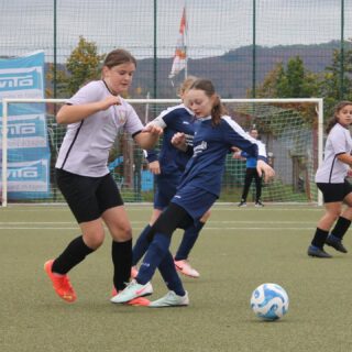 NEUIGKEITEN VON UNSEREN MÄDCHENMANNSCHAFTEN
Nach den Herbstferien ging’s endlich wieder los! Am vergangenen Samstag empfingen unsere D-Juniorinnen im heimischen 🏟️ Sportpark den TV Kruft – ein starker Gegner, der am Ende mit einem deutlichen Auswärtssieg den Platz verließ.
Aber Kopf hoch, Mädels! 🙌 Auch die nächsten Aufgaben werden spannend:
Am Sonntag geht’s zum Liga-Primus SC 13 Bad Neuenahr, bevor es danach zum Tabellenzweiten SV Holzbach geht.
Unsere E-Juniorinnen sind am Wochenende beim FUNino-Turnier des SV Oberzissen aktiv – wir drücken fest die Daumen! 🤞
Weiter so, Mädels! Never give up! Spaß am Spiel – Spaß am Fußball! 🔴⚪
#SVKripp #Mädchenfußball #TeamSpirit #FußballLiebe #JuniorinnenPower #FairPlay #SpaßAmSpiel #NeverGiveUp #EinTeam