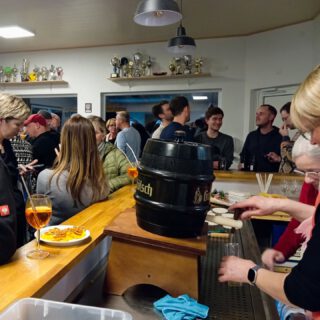 LETZTER VEREINSTREFF IN DIESEM JAHR EIN VOLLER ERFOLG! 🍻
Volles Haus beim Vereinstreff am gestrigen Freitagabend! Bei frischgezapftem Kölsch, gekühltem Aperol, guten Gesprächen und jeder Menge Spaß wurde geklönt, gelacht und Steeldarts gespielt 🎯 – eine Aktivität, die bei uns immer beliebter wird.
Die Stimmung war einfach großartig: tolle Atmosphäre, tolles Miteinander – genau so stellen wir uns Vereinsleben vor! 🔴⚪
Ein herzliches Dankeschön an unser Thekenteam, Dörte und Dagmar 🙌, die seit der ersten Stunde – also seit mittlerweile anderthalb Jahren – mit vollem Einsatz dabei sind. 👏
Damit endet eine erneut erfolgreiche Vereinstreff-Serie in diesem Jahr. 💪 Fortsetzung folgt garantiert 2026!
Das Format hat sich bewährt – alle sind begeistert! 🎉
#SVKripp #Vereinstreff #Vereinsleben #Gemeinschaft #Kölsch #Steeldarts #Geselligkeit #Teamgeist #Heimatverein #Ehrenamt #Danke #Zusammenhalt #vereinsliebe