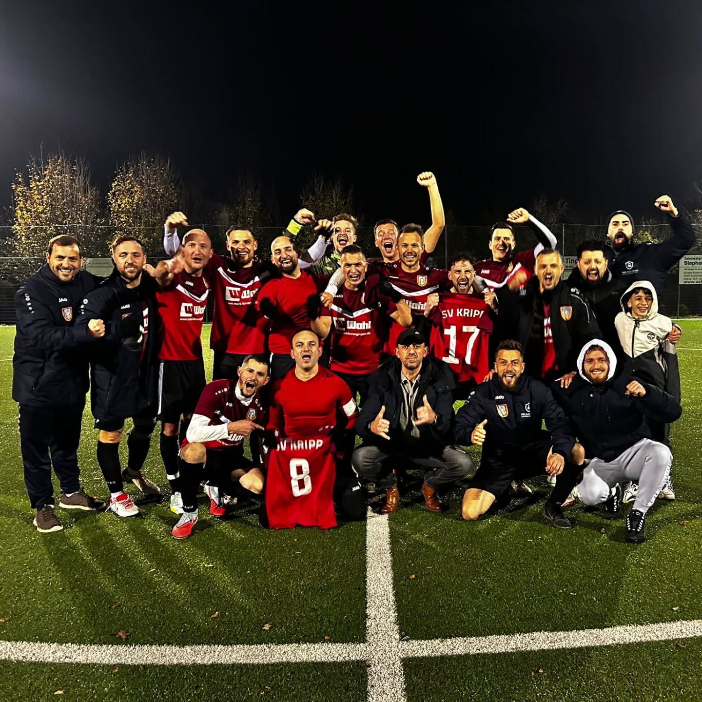 FAVORITENSCHRECK SCHLÄGT WIEDER ZU! 🔴⚪
Unsere zweite Mannschaft sorgt erneut für Furore. 💥 Mit einem starken 4:1-Auswärtssieg bei Spitzenreiter SG Leimersdorf feiert das Team den nächsten Coup! 💪
Torschützen: Florian Engelhardt ⚽⚽, Kristof Kalisch ⚽, Mergim Bytyqi ⚽
Von Anfang an zeigte unsere Mannschaft vollen Einsatz, starke Zweikämpfe und eiskalte Abschlüsse – und belohnte sich mit einem souveränen Sieg gegen den Tabellenführer! 👏
Ein riesen Kompliment an das gesamte Team für diesen Auftritt und die aktuell überragende Form! 🔥💯
📰 Den ausführlichen Spielbericht gibt's auf unserer Homepage. 
#SVKripp #Favoritenschreck #Teamgeist #Auswärtssieg #HejaKripp #Kreisliga #Fußballliebe #Matchday #ForzaKripp #Heimatverein #DerBallIstRund #4zu1
