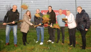 AUS WIESE WIRD ACTION! 🚧
Am Sonntag war es endlich so weit: Der offizielle Spatenstich für unser neues Multifunktionsfeld im Sportpark!
Der bisherige Bolzplatz verwandelt sich in ein modernes Spielfeld, auf dem künftig Fußball, Basketball und Tennis möglich sein wird. Ein weiterer Meilenstein für unseren Verein und unsere Jugend! ⚽🏀🎾
Schon heute haben die Bauarbeiten durch die Firma Schmickler begonnen. Zunächst stehen die Erdarbeiten an, bevor es Schritt für Schritt mit Unterbau und Pflasterarbeiten weitergeht. Im Frühling folgt dann der große Feinschliff: Die Firma Polytan bringt die neue Tartanschicht auf. 👷♂️
Die Projektkosten betragen rund 155.000 Euro, die wir als Verein in Eigenleistung stemmen – für unsere Zukunft, für unsere Kids und für eine starke Sportgemeinschaft in Kripp! 🔴⚪
Wir halten euch auf dem Laufenden! 📸
#SVKripp #AusWieseWirdAction #Spatenstich #Multifunktionsfeld #SportparkKripp #Vereinsliebe #GemeinsamStark #Jugendförderung #heimatverein
