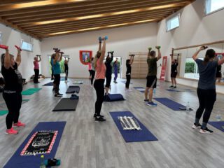 ERFOLGREICHER SCHNUPPER- UND FITNESSTAG "AKTIV IM WINTER" ❄️🧘
Am gestrigen Samstag waren am Vormittag zahlreiche Sportbegeisterte bei unserem abwechslungsreichen Aktionstag „Aktiv im Winter“ mit dabei! Von 10-13 Uhr erhielten alle Interessierten einen kleinen Einblick in das wöchentliche Kursprogramm unserer Fitnessabteilung.
Ein rundum gelungenes Angebot – danke an unser tolles Team und alle, die mitgemacht haben! 🙌
📰 Einen ausführlichen Pressebericht gibt's auf unserer Homepage.
#AktivImWinter #Sportverein #Fitness #Gemeinschaft #GesundBleiben #SVKripp #immerweiter