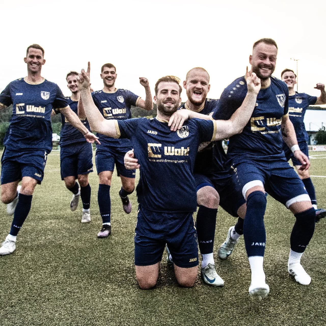 ERSTE MANNSCHAFT STOPPT NEGATIVSERIE! 💥
Nach sechs Niederlagen in Folge meldet sich unsere erste Mannschaft eindrucksvoll zurück! 🔴⚪️
Im heimischen Sportpark zeigte die Mannschaft um Trainer Michael Ueberbach von Beginn an Einsatz und Wille. Daniel Krämer eröffnete mit dem 1:0, Geronimo Klapperich legte vor der Pause nach – 2:0! 
Nach dem Seitenwechsel dominierte Kripp weiter, profitierte von zwei Platzverweisen der Gäste und erhöhte durch Klapperich, Donoghue und Obrebski auf 5:1. 💪
Ein starker, verdienter Sieg zum Abschluss vor der Winterpause! ❄️
👉 Den ausführlichen Spielbericht findet ihr auf unserer Homepage!
#svkripp #Heimsieg #Kreisliga #TeamSpirit #ForzaSVK #kripp #Matchday #Fußball #Winterpause #nurdersvk