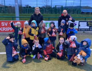 ÜBERRASCHUNG FÜR UNSERE JÜNGSTEN KICKER! 🎅
Gestern hatten unsere jüngsten Fußballer – die Junglöwen (3–4 Jahre) – ganz besonderen Besuch beim Training: Der Nikolaus war da! 🦁⚽
Mit einem Sack voller kleiner Überraschungen sorgte der heilige Mann für strahlende Kinderaugen.
Nun steigt bei uns die Vorfreude auf die große Weihnachtsfeier der Fußballjugend:
📆 Freitag, 12. Dezember
🕔 ab 17:00 Uhr
📍 rund um unser Vereinsheim
Für jedes Kind wird es eine Überraschung geben – und auch der Nikolaus wird natürlich wieder vorbeischauen! 🎁
Kommt gerne vorbei, die Anmeldung läuft über eure jeweiligen Jugendtrainer.
Wir wünschen euch allen einen wunderschönen Nikolausabend im Kreise der Familie! ✨
#Nikolaus #SVKripp #Junglöwen #Fußballjugend #Vereinsliebe #bambinis