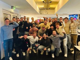 WEIHNACHTSFEIER UNSERER ERSTEN MANNSCHAFT: EISHOCKEY, EMOTIONEN UND TEAMGEIST! 🎄
Am gestrigen Freitagabend hat unsere erste Mannschaft ihre Weihnachtsfeier beim Eishockey in der Kölner LANXESS Arena gefeiert.🏒
Die Anreise erfolgte entspannt mit dem Zug, bevor unsere Jungs 1,5 Stunden vor Spielbeginn in der Kölschkurve zusammen gegessen und die gemeinsame Zeit genießen konnten. 🍽️
Anschließend verfolgte die Mannschaft das Eishockeyspiel der @koelnerhaieofficial gegen die @nuernberg_ice_tigers – ein torreiches Match mit einer überragenden Stimmung in der Halle und in der eigenen Truppe! 🔥
Zurück in der Loge ließ das Team den Abend bei kühlen Getränken, guten Gesprächen und bester Laune ausklingen. 🍻
28 Mann. Ein Team. Ein Verein. Einmal mehr wurde deutlich, wie stark der Zusammenhalt unserer ersten Mannschaft ist! 🔴⚪
Auf viele weitere gemeinsame Momente mit unserem Team! ✨
#SVKripp #Weihnachtsfeier #ErsteMannschaft #TeamSpirit #Vereinsleben #KölnArena #Eishockey #KölnerHaie #NürnbergerIceTigers #Zusammenhalt