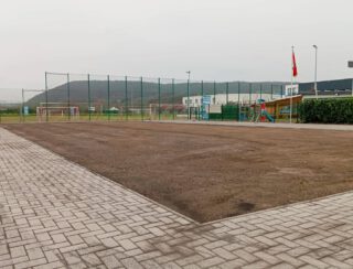 BAU-UPDATE: 1. BAUABSCHNITT AM MULTIFUNKTIONSFELD BEENDET 🚧
Die Firma @schmickler_gmbh steht mit dem 1. Bauabschnitt unseres Multifunktionsfeldes kurz vor der Fertigstellung. In den nächsten Tagen folgen nur noch einige Pflasterarbeiten, bevor das Feld in den "Winterschlaf" geht. ❄️
Im Frühjahr kann die Firma Polytan dann die Asphaltarbeiten sowie den Tartanbelag aufbringen – das ist witterungsbedingt erst möglich, wenn es über mehrere Tage mindestens 10 °C warm ist.🌡️
Schon jetzt nimmt das Multifunktionsfeld deutlich Form an: Die Pflasterflächen sind hergestellt und dienen als notwendige Abstandsflächen gemäß Unfallverhütungsvorschriften. Die aktuell noch freie Fläche in der Mitte wird das eigentliche Multifunktionsfeld für Fußball, Basketball und Tennis. ⚽🏀🎾
Besonders freut uns auch die Begrünung: Ein Grünstreifen ist bereits angelegt, ebenso drei Baumscheiben/Pflanzflächen, um nach der notwendigen Versiegelung wieder mehr Grün zu schaffen. 🌳
Wir freuen uns auf das neue Multifunktionsfeld – die finale Fertigstellung ist aktuell für März 2026 geplant! 🙌
#Bauupdate #Multifunktionsfeld #Sportplatz #Fußball #Basketball #Tennis #svkripp #Vorfreude