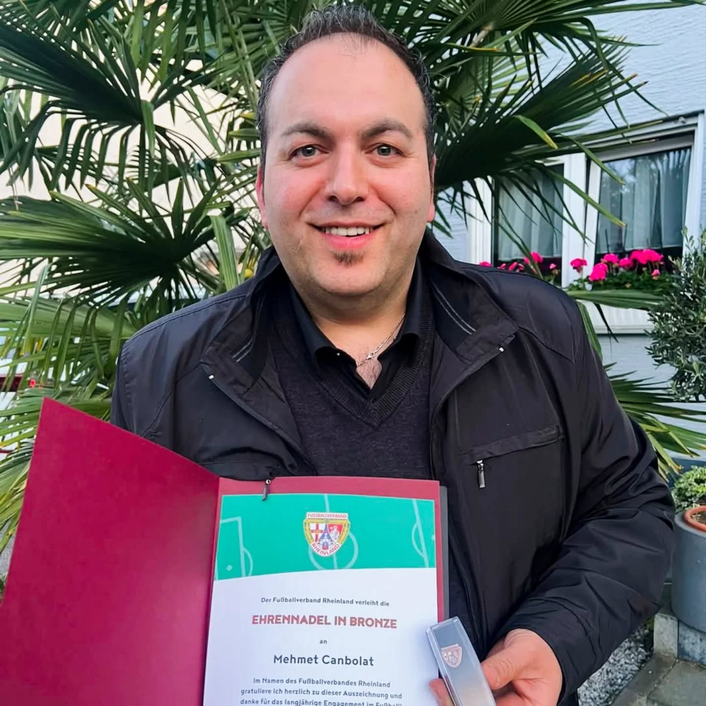 Ehre, wem Ehre gebührt! 🏅
Unser Schiedsrichter Mehmet Canbolat wurde mit der Bronzenen Ehrennadel des Fußballverbandes Rheinland ausgezeichnet!
Seit über 20 Jahren ist Mehmet mit vollem Einsatz als Schiedsrichter aktiv – ein beeindruckendes Ehrenamt, das im Rahmen eines Abendessens von der Schiedsrichtervereinigung Rhein/Ahr gewürdigt wurde. 🙏
Wir sind stolz, ihn in unseren Reihen zu haben und freuen uns auf viele weitere Jahre im Dienste des SV Kripp! 🎉
#Ehrenamt #Schiedsrichter #Auszeichnung #FVRheinland #SVKripp #DankeMehmet #FußballLiebe #FairPlay #Respekt #TeamSVKripp
