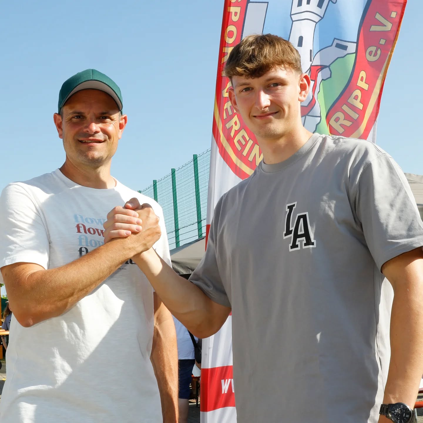 DANKE, JANNIS! 🙌
Seit Oktober 2024 war Jannis Koch als FSJler bei uns im Verein – und was sollen wir sagen: Eine echte Bereicherung!
Egal ob im Kinderturnen, beim Training der Junioren und Juniorinnen, bei Vereinsfesten oder im Sportpark – Jannis war immer da, wo Hilfe gebraucht wurde. Mit Herz, Einsatz und einem super Draht zu den Kids. 👧👦⚽🤸
Jetzt müssen wir ihn schweren Herzens verabschieden – sein Einsatz endete im Mai.
Lieber Jannis: Danke für deine tolle Arbeit, deine Verlässlichkeit und deinen Einsatz!
Wir hätten sehr gerne weiter mit dir gearbeitet. Du wirst uns fehlen! 😭
🔍 Wir suchen DICH!
Ab August oder September suchen wir einen neuen FSJler*in, der oder die Lust hat, mit Kindern und Jugendlichen zu arbeiten, sich sportlich einzubringen und Teil unseres Teams zu werden. Melde dich gerne beim Vorstand! 💪
#DankJannis #FSJimSport #Ehrenamt #Sportverein #Vereinsleben #Jugendarbeit #WirSagenDanke #Kindersport #Teamplayer #WirSuchenDich #FSJ2025 #SVKripp