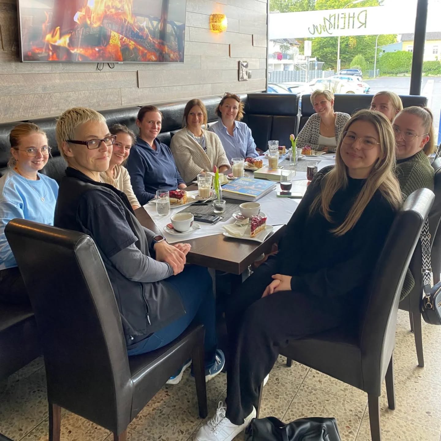KAFFEE, KUCHEN UND TEAMSPIRIT
In gemütlicher Runde haben sich einige unserer Übungsleiterinnen aus dem Bereich Kinderturnen am vergangenen Samstag im Hotel RheinInn getroffen. ☕🍰 Neben leckerem Kuchen und guten Gesprächen stand das gegenseitige Kennenlernen neuer Übungsleiterinnen, der Austausch von Erfahrungen und das Klären organisatorischer Fragen im Mittelpunkt. 🙌
Schön, dass wir so ein engagiertes Team haben, das mit viel Herz und Freude für unsere kleinen Turnerinnen und Turner da ist! 💪🤸♀️✨
#SVKripp #TeamKinderturnen #Vereinsliebe #GemeinsamStark #KaffeeUndKuchen #TurnenMitHerz