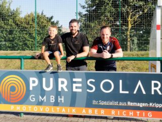 PURE SOLAR UNTERSTÜTZT DEN SV KRIPP! 
Nachhaltige Energie trifft auf echten Teamgeist: Das Kripper Unternehmen Pure Solar engagiert sich ab sofort als Sponsor des SV Kripp. ☀️⚽
Pure Solar steht für Photovoltaik mit Leidenschaft – von der Beratung über die Planung bis zur schlüsselfertigen Umsetzung. Zum Angebot gehören auch Energiespeicher, E-Auto-Ladelösungen und Notstromsysteme. Neben neuen PV-Anlagen betreut das Unternehmen viele Bestandsanlagen und bietet Service sowie Nachrüstungen an. 
Als fest in der Region verwurzeltes Unternehmen freut sich Pure Solar, den SV Kripp und seine Arbeit für Sport und Gemeinschaft zu unterstützen. 💪
#PureSolar #SVKripp #Kripp #Sponsoring #Solarenergie #Nachhaltig #Energie #Vereinsliebe #Heimat
