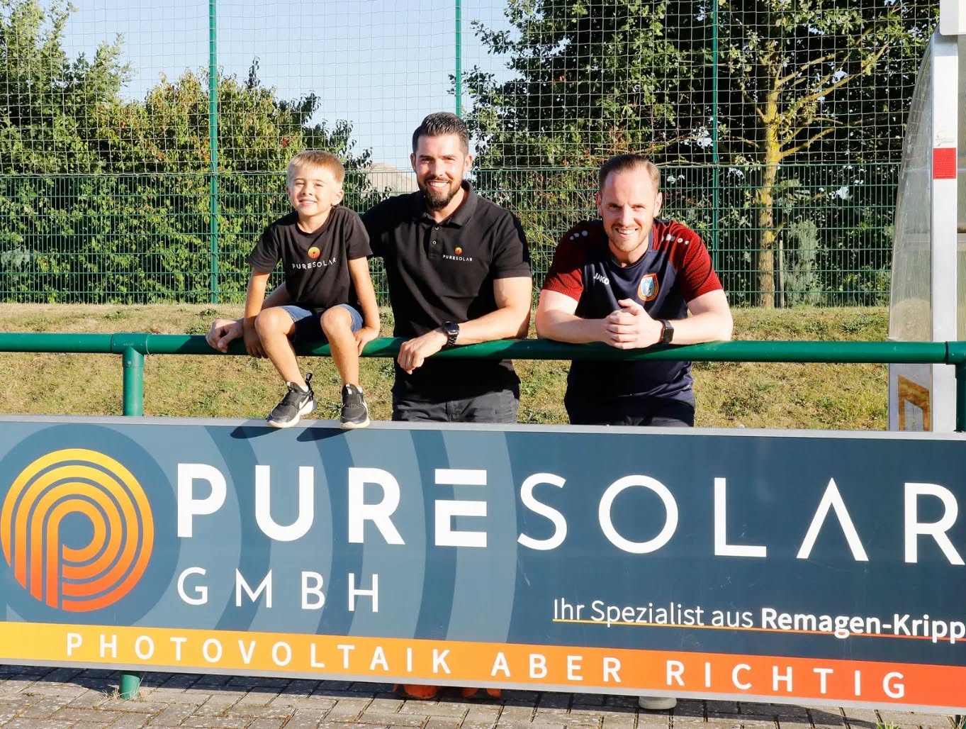 Pure Solar unterstützt den SV Kripp!
Nachhaltige Energie trifft auf echten Teamgeist: Das Kripper Unternehmen Pure Solar engagiert sich ab sofort als Sponsor des SV Kripp. ☀️⚽
Pure Solar steht für Photovoltaik mit Leidenschaft – von der Beratung über die Planung bis zur schlüsselfertigen Umsetzung. Zum Angebot gehören auch Energiespeicher, E-Auto-Ladelösungen und Notstromsysteme. Neben neuen PV-Anlagen betreut das Unternehmen viele Bestandsanlagen und bietet Service sowie Nachrüstungen an.
Als fest in der Region verwurzeltes Unternehmen freut sich Pure Solar, den SV Kripp und seine Arbeit für Sport und Gemeinschaft zu unterstützen. 💪
#PureSolar #SVKripp #Kripp #Sponsoring #Solarenergie #Nachhaltig #Energie #Vereinsliebe #Heimat