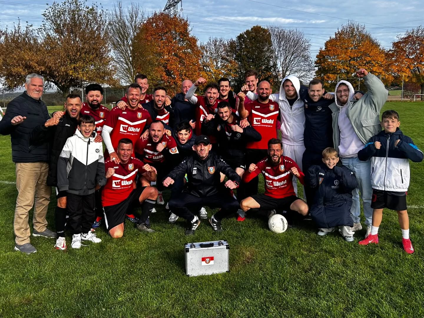 ZWEITE MANNSCHAFT ARBEITET SICH ZUM AUSWÄRTSSIEG! 
SG Vinxtbachtal II - SV Kripp II 1️⃣:2️⃣
Schon vor dem Anpfiff machte Coach Besnik Krasniqi klar: „Heute zählt nur Fleißarbeit – 120 % in jedem Zweikampf, jedem Sprint, jedem Pass!“
Und das Team hat geliefert! 
👉 Liridon Zeneli brachte uns in der 29. Minute in Führung.
👉 Besart Mehmeti legte nur vier Minuten später aus 25 Metern nach! 🚀
Trotz spätem Anschlusstreffer (88‘) kämpften unsere Jungs den Sieg mit Leidenschaft und Teamgeist nach Hause! 🔴⚪
Ein starker Auswärtssieg – genau so wollen wir’s sehen! 🙌
📖 Den ausführlichen Spielbericht findet ihr jetzt auf unserer Homepage!
#SVKripp #Kreisliga #Auswärtssieg #Kampfgeist #Fußballliebe #GemeinsamStark #nurderSVK