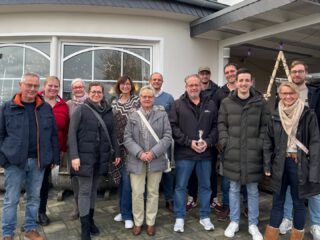 GEMÜTLICHER JAHRESABSCHLUSS UNSERES VORSTANDS 🔴⚪
Heute Morgen kam unser Vorstand ein letztes Mal in diesem Jahr zusammen – diesmal jedoch nicht, um sich mit den üblichen Themen und Aufgaben der Vorstandsarbeit zu befassen. Stattdessen traf man sich im Restaurant @kalenbornerhoehe zu einem gemütlichen Frühstück. Bei einem tollen Frühstücksbuffet 🥐☕️ verbrachte der Vorstand ein paar gesellige Stunden miteinander.
Nach einem erneut intensiven Vereinsjahr darf auch unser Vorstand zur Ruhe kommen, bevor Anfang des neuen Jahres die Vorstandsarbeit wieder aufgenommen wird. Trotz der nun ausbleibenden Sitzungen wartet in den einzelnen Bereichen weiterhin genug Arbeit auf jedes Vorstandsmitglied. 💪
Gerade deshalb richten wir heute ein besonderes Dankeschön aus: Danke an unser Vorstandsteam für Engagement, Einsatz und Ehrenamt – ein Rückgrat, das unseren Verein durch das ganze Jahr trägt. 🤝
#svkripp #vorstand #vorstandsteam #breitensportverein #gemeimsam #teamgeist #danke #ehrenamt