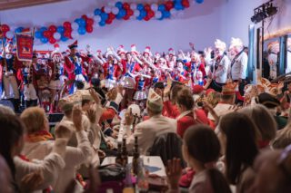 HEUTE VOR EINER WOCHE: UNSERE PRINZENPROKLAMATION! 👑
Wir blicken zurück auf einen unvergesslichen Abend und sind immer noch überwältigt und dankbar für über 300 Jecken, die mit uns gefeiert, getanzt und gelacht haben. 🔴⚪
Wir lassen den Abend in Bildern nochmal Revue passieren! 📸
Mit diesem Highlight ist die Vorsession offiziell abgeschlossen. Jetzt tauchen wir ein in die gemütliche Weihnachtszeit, bevor wir Anfang des neuen Jahres wieder richtig durchstarten! 🚀🥳
Wir freuen uns schon riesig auf alles, was kommt – und natürlich auf euch! 🎉
📸 @perspective.jenni
#Karneval #Prinzenproklamation #SVKripp #Session2026 #Alaaf #Karnevalsliebe #NärrischeZeit #Vorsaison #Gemeinschaft #brauchtum