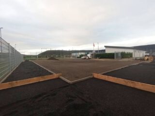 BAU-UPDATE: UNSER MULTIFUNKTIONSFELD NIMMT IMMER WEITER FORM AN 💪
Die Firma @schmickler_gmbh – ein Unternehmen der @wahl_firmengruppe – war in der zweiten Bauwoche wieder richtig aktiv und hat u. a. weitere Kantensteine gesetzt. Jetzt kann man schon gut erkennen, wo später das eigentliche Spielfeld und die Außenanlagen verlaufen werden. 🙌
Neben dem Multifunktionsfeld entstehen außerdem notwendige Abstandsflächen in Pflasterbauweise sowie ein kleiner Grünstreifen. Schritt für Schritt wächst alles zusammen!
Wir bleiben am Ball und halten euch natürlich weiter auf dem Laufenden. 🛠️
#Bauupdate #Multifunktionsfeld #SVKripp #Fortschritt #Teamwork #Wahl #Schmickler #wirbleibendran