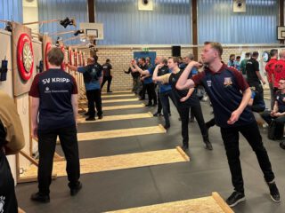 STEELDARTER GEHEN ALS TABELLENVIERTER IN DIE WEIHNACHTSPAUSE! 🎯
Am dritten Blockspieltag in Blankenrath sichert sich unser Team zum Abschluss der Hinrunde einen verdienten 6:4-Sieg gegen die Steel Riders Bassenheim! 💪
Direkt im Anschluss ging es mit dem ersten Rückrundenspiel weiter: Gegen den Tabellenführer 1. Dartclub Prüm zeigte das Team trotz 2:8 eine ordentliche Leistung. Zum Abschluss des Jahres belegen unsere Steeldarter einen starken vierten Tabellenplatz! 🎉
Und im Verbandspokal? Dank Freilos sind wir direkt in Runde 2! 😉
Ein starkes erstes halbes Jahr für unsere neu gegründete Truppe – weiter geht’s im Januar! 🔴⚪
Unser Team in Blankenrath: Christoph, Carlo, Sebastian, Andreas, Ralf, Christian und Markus.
#svkripp #steeldart #darts #dartteam #Bezirksliga #kripp #dartliebe #rpdv #blockspieltag