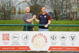 NEUE PARTNERSCHAFT FÜR MEHR GESUNDHEIT UND BEWEGUNG! 🤝
Wir freuen uns über die Unterstützung von Physio Pro Bonn!
Sport ist mehr als Training – er verbindet Menschen, stärkt Körper und Geist und schafft Gemeinschaft. Genau diese Haltung teilt @physioprobonn mit uns. Moderne Physiotherapie bedeutet dort: ein Umfeld schaffen, das Freude an Bewegung weckt und langfristig motiviert – genauso wie unser Vereinsleben. ⚽💪
Unter dem Motto „Gemeinsam.Stark.Leben“ unterstützt Physio Pro Bonn Vereine, die Menschen aus allen Teilen der Gesellschaft stärken – perfekte Voraussetzungen für unsere Zusammenarbeit!
Wir sagen: Danke für das Vertrauen und das Engagement! 🙌 Gemeinsam bleiben wir in Bewegung.
#svkripp #physioprobonn #sponsoring #gemeinsamstarkleben #gesundheit #vereinsliebe #lokalstark