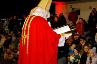 STIMMUNGSVOLLE WEIHNACHTSFEIER UNSERER FUSSBALLJUGEND 🎄🎅
Rund 250 Gäste – unsere Jugendspielerinnen und Jugendspieler sowie ihre Eltern – kamen am vergangenen Freitag rund ums Vereinsheim zusammen, um gemeinsam eine gemütliche Weihnachtsfeier zu erleben. ✨
Mit Feuerschalen, festlicher Beleuchtung, Weihnachtsbaum und weihnachtlicher Musik entstand eine ganz besondere Atmosphäre.
Für das leibliche Wohl war bestens gesorgt: Brat- und Rindswürstchen, Laugengebäck, Kekse sowie Glühwein und Kinderpunsch ließen keine Wünsche offen. 🌭🍪
Ein Highlight für die Kinder war das Stockbrotbacken am Feuer. 🔥🥖
Natürlich durfte auch der Nikolaus nicht fehlen 🎅 – er wurde mit einem Lied begrüßt und hatte für alle Kinder (und Trainer) neue Fleece-Mützen dabei. Ein rundum gelungener Abend voller Gemeinschaft, Freude und Vereinsleben! 🔴⚪
#SVKripp #Fußballjugend #Weihnachtsfeier #Vereinsleben #Fußballfamilie #Nachwuchsarbeit #Teamgeist #FroheWeihnachten