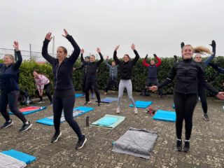 GEMÜTLICHER JAHRESAUSKLANG DER FITNESSABTEILUNG 🎄
Mit einer letzten Outdoor-Fitness-Einheit, viel Bewegung an der frischen Luft und anschließend Glühwein, Kaffee, Tee und Plätzchen hat unsere Fitnessabteilung das Sportjahr gemeinsam ausklingen lassen. 💪☕️🍪
Danke an alle, die dabei waren – für eure Energie, eure Motivation und die vielen schönen gemeinsamen Momente in diesem Jahr. 
Jetzt geht’s in die Weihnachtspause, bevor wir im neuen Jahr wieder gemeinsam durchstarten! 🚀
Frohe Weihnachten und einen guten Rutsch wünscht das gesamte Trainer*innenteam. 🎁🎆
#svkripp #fitness #weihnachten #jahresabschluss #outdoorfitness #gemütlich