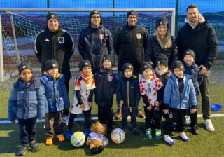 FREUDE BEI DER FUSSBALLJUGEND: NEUE FLEECE-MÜTZEN DANK SPONSORING 🙏
Dank des großzügigen Sponsorings der Firmen New Fire GmbH, Natalia Schwarz, aus Remagen, Türservice Mittelrhein GmbH, Jan Nachtsheim, aus Sinzig und bluenetdata® GmbH aus Rheinbach durften sich die Spielerinnen und Spieler unserer Fußballjugend über brandneue Fleece-Mützen freuen. 🧢
Auf der Weihnachtsfeier am 12. Dezember wurden die Mützen vom Nikolaus persönlich überreicht 🎅 – und die Freude bei den Jungs und Mädels war riesig!
Insgesamt konnten knapp 200 Fleece-Mützen an Spielerinnen, Spieler, Trainer und Betreuer ausgegeben werden. Gerade in der kalten Jahreszeit sind sie eine tolle Ergänzung zur Teamausstattung und sorgen beim Training und an Spieltagen für wohlige Wärme 😊
Ein herzliches Dankeschön an unsere Sponsoren für diese großartige Unterstützung! 🙏
Ein schönes, praktisches Weihnachtsgeschenk und ein starkes Zeichen für den Jugendfußball beim SV Kripp. 🔴⚪
#SVKripp #Fußballjugend #Danke #Sponsoring #Weihnachtsfreude #Teamgeist #Jugendfußball #Vereinsliebe
