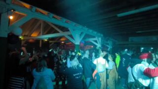 GEMEINSAME AFTER-ZOCH-PARTY ERNEUT EIN VOLLER ERFOLG! 🎉
Nach dem traditionellen Strohbärtreiben am Karnevalssamstag ging das Feiern direkt weiter: Gleich vier Kripper Vereine haben gemeinsam zur zweiten After-Zoch-Party auf den Schützenplatz eingeladen – und was sollen wir sagen? 👉 Es war erneut eine tolle Party! 🤩
Hier wurde echte Gemeinschaft im Sinne unseres Heimatortes gelebt: Der Junggesellenverein, die SchĂĽtzengesellschaft, die Feuerwehr und der Sportverein haben zusammen angepackt und dieses Party auf die Beine gestellt. đź’Ş
Für beste Stimmung sorgte DJ Jörg, der mit seiner Musik den Platz zum Beben brachte. 🎶
Ein riesiges Dankeschön an alle Helferinnen und Helfer sowie an alle Gäste, die diesen Abend so besonders gemacht haben! 🙌
Gemeinschaft. Kooperation. HeimatgefĂĽhl. Genau so geht Karneval bei uns!
#Karneval #Strohbärtreiben #AfterZochParty #Heimatliebe #kripp