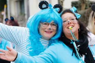 WASSERTURM-MĂ–HNE SORGEN FĂśR BESTE STIMMUNG
Auch beim diesjährigen Strohbärtreiben durften unsere Wasserturm-MöhÂne natĂĽrlich nicht fehlen. ✨
Mit ihren leuchtenden Kostümen waren sie wieder ein echter Hingucker und sorgten entlang des Zugwegs für beste Stimmung. 🥳
Besonders stolz sind die Wasserturm-Möhne in diesem Jahr darauf, dass das erste Kripper Damendreigestirn aus ihren eigenen Reihen kommt đź‘‘ – umso schöner, dass die MöhÂne auch beim Strohbärtreiben so zahlreich vertreten waren und das Brauchtum mit Leben gefĂĽllt haben. 🎉
📸 Thorsten Stephan
#Strohbärtreiben #Karneval #svkripp #WasserturmMöhne #Dreigestirn