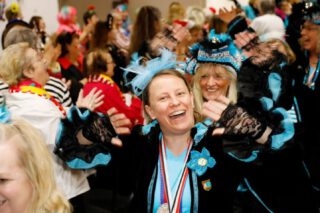 WASSERTURM-MÖHNE BEGEISTERN MIT STIMMUNGSVOLLER SITZUNG ✨
Was für ein Weiberdonnerstag! Unter dem Motto „Ist die Welt auch am Beben – wir Möhne feiern das Leben.“ verwandelte sich die vereinseigene Gymnastikhalle in eine Hochburg des närrischen Frohsinns. 🎉
Pünktlich um 14:11 Uhr startete die traditionelle Möhnesitzung mit dem Einmarsch der Möhnen. Charmant und wortgewandt führte Ursula Weißenfels durch ein buntes Programm voller Tanz, Sketche und Comedy.
Für beste Stimmung sorgte „De Bäetes“ alias Michael Lambertz mit Live-Gesang und mitreißender Musik. 🎶 Die Prinzengarde, das Tanzpaar sowie die Tanzsoldaten des SV Kripp begeisterten mit starken Darbietungen. Ein besonderes Highlight war der Empfang der Kripper Tollitäten – dem erste Kripper Damendreigestirn aus den Reihen der Wasserturm-Möhnen und dem Jugendprinzenpaar. 👑
Nach dem Programm wurde bei der Aftershow-Party noch ausgelassen weitergefeiert – gemeinsam mit den Tollitäten aus Remagen und Sinzig.
Danke an alle Mitwirkenden fĂĽr diese rundum gelungene, stimmungsvolle Sitzung voller Herzblut und handgemachtem Karneval! đź«¶
📸 Thorsten Stephan
👉 Pressebericht und Bilder auf unserer Homepage.
#Kripp #Karneval #Weiberdonnerstag #Möhnesitzung #SVKripp