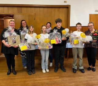 TRADITIONELLES FISCHESSEN: DANK FĂśR EINE UNVERGESSLICHE SESSION
Am Aschermittwoch kamen im Hotel Rhein/Ahr noch einmal unsere karnevalistischen Formationen zusammen, um eine unvergessliche Session gemeinsam ausklingen zu lassen.
Im Mittelpunkt stand der Dank an alle Aktiven, Verantwortlichen und stillen Helfer*innen im Hintergrund. 🙏
Ein besonderer Applaus galt den Tollitäten der Session 2025/26 – dem Jugendprinzenpaar Ole I. und Kim I. mit Gefolge – sowie dem ersten Kripper Damendreigestirn um Prinzessin Daniela I., Jungfrau Liane und Bauer Nicole. 👑
Zahlreiche Veranstaltungen, ausverkaufte Säle und beste Stimmung machten die Session zu einem vollen Erfolg. 🔴⚪
👉 Den ausführlichen Pressebericht findet ihr auf unserer Homepage.
#SVKripp #Karneval #Fischessen #Aschermittwoch #danke