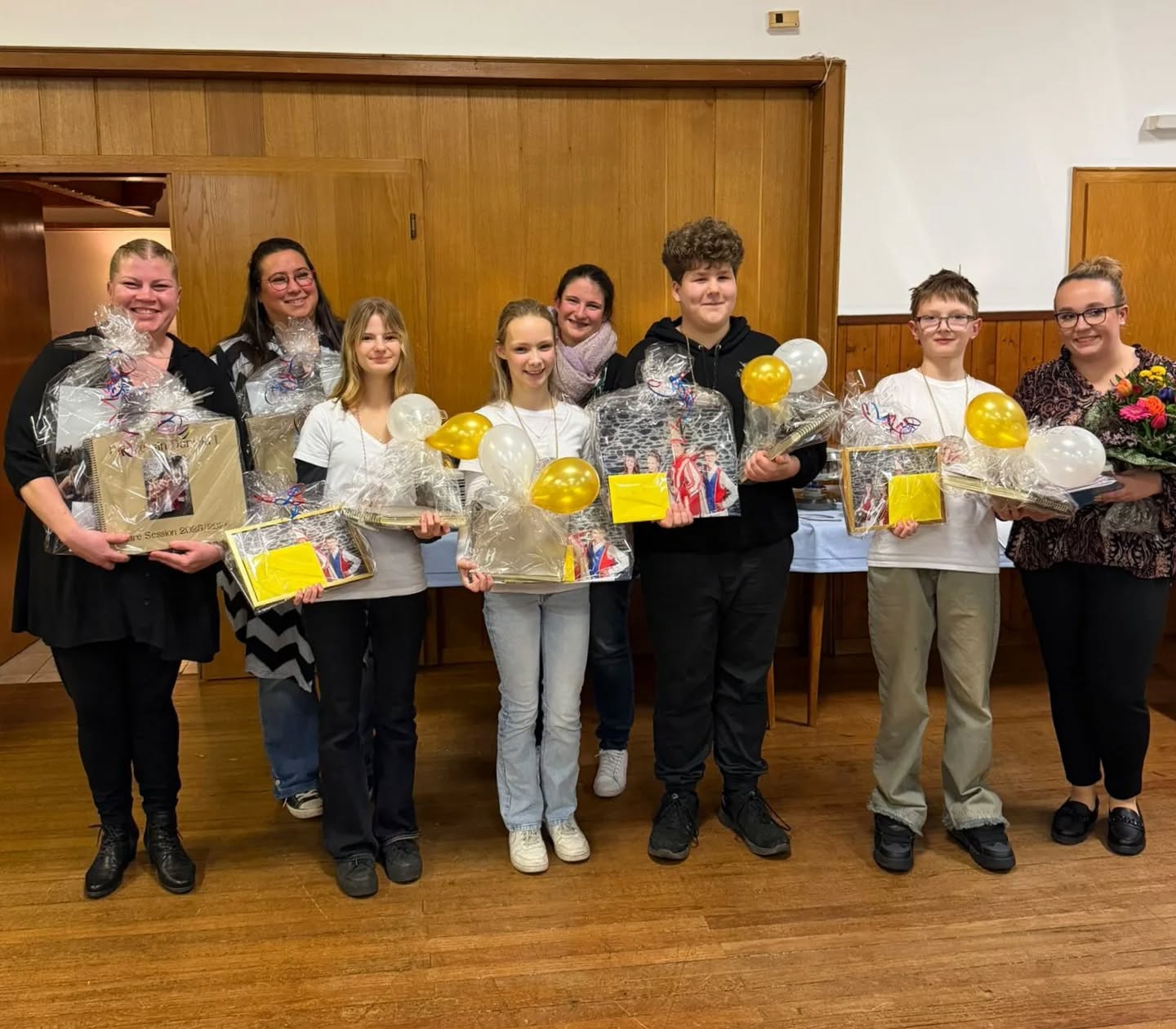 TRADITIONELLES FISCHESSEN: DANK FĂśR EINE UNVERGESSLICHE SESSION
Am Aschermittwoch kamen im Hotel Rhein/Ahr noch einmal unsere karnevalistischen Formationen zusammen, um eine unvergessliche Session gemeinsam ausklingen zu lassen.
Im Mittelpunkt stand der Dank an alle Aktiven, Verantwortlichen und stillen Helfer*innen im Hintergrund. 🙏
Ein besonderer Applaus galt den Tollitäten der Session 2025/26 – dem Jugendprinzenpaar Ole I. und Kim I. mit Gefolge – sowie dem ersten Kripper Damendreigestirn um Prinzessin Daniela I., Jungfrau Liane und Bauer Nicole. 👑
Zahlreiche Veranstaltungen, ausverkaufte Säle und beste Stimmung machten die Session zu einem vollen Erfolg. 🔴⚪
👉 Den ausführlichen Pressebericht findet ihr auf unserer Homepage.
#SVKripp #Karneval #Fischessen #Aschermittwoch #danke