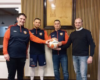 TRAINERWECHSEL: KALISCH FOLGT AUF KRASNIQI 
Unser Trainer der zweiten Mannschaft, Besnik Krasniqi, und der SV Kripp haben sich mit sofortiger Wirkung einvernehmlich getrennt.
Besnik hatte das Team zur Saison 2025/26 übernommen – und sportlich lief es mehr als ordentlich! 
Aktuell steht unsere zweite Mannschaft auf einem starken dritten Tabellenplatz in der Kreisliga C – zuletzt mit einer beeindruckenden Serie von 8️⃣ Siegen in Folge! 
Die Entscheidung zur Trennung erfolgte im gegenseitigen Einvernehmen.
Unser Vorsitzender Marc Göttlicher bedankt sich ausdrücklich für die geleistete Arbeit: „Besnik hat die Mannschaft sportlich hervorragend weiterentwickelt. Platz drei und die Siegesserie sprechen für sich. Wir wünschen ihm für seine private und sportliche Zukunft nur das Beste.“
Bis zum Saisonende übernimmt Kristof Kalisch interimsweise als Spielertrainer.
Unterstützt wird er von Florian Engelhardt (Trainingsarbeit) sowie Mathieu Lebon, der sich um die organisatorischen Aufgaben kümmert.
#SVKripp #KreisligaC #trainerwechsel #Vereinsliebe #immerweiter