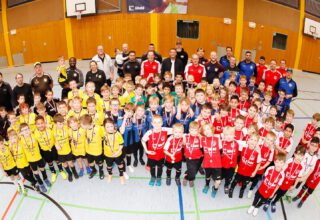 REKORDBETEILIGUNG BEIM 12. WAHL-HALLENCUP 🎉
Am 21. und 22. Februar hat sich die Rheinhalle Remagen in eine echte Fußballarena verwandelt - und das mit so vielen Teams wie noch nie! 🙌
Fast 60 Nachwuchsteams mit rund 600 Spielern und Spielerinnen waren unserer Einladung zum diesjährigen Wahl-Hallencup gefolgt. Von den Bambinis bis zu den D-Junioren gab es leidenschaftliche Spiele, volle Ränge und großartige Stimmung. 🫶
Alle Kinder wurden mit Medaillen ausgezeichnet, die Platzierten erhielten zusätzlich Pokale und der jeweilige Turniersieger den Wanderpokal. 🏆
Ein besonderer Dank gilt der Wahl Firmengruppe für die langjährige Unterstützung. 🙏 Ein großes Dankeschön auch an die Turnierleitung und alle Helferinnen und Helfer, die für ein rundum gelungenes Fußballwochenende gesorgt haben. 👏
đź“° Einen ausfĂĽhrlichen Pressebericht gibt's auf unserer Homepage.
📸 Thorsten Stephan
#SVKripp #WahlHallencup #JugendfuĂźball #wahlfirmengruppe #Hallenturnier