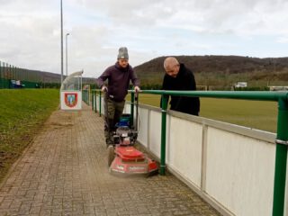 SPORTPARK BEIM FRÜHJAHRSPUTZ AUF VORDERMANN GEBRACHT!
Gestern haben rund 40 Helferinnen und Helfer  aus verschiedenen Abteilungen unseres Vereins gemeinsam angepackt und unseren Sportpark aus dem Winterschlaf geholt. Unterstützt wurden sie zudem durch einige Kids, die tatkräftig mit angepackt haben. 🙌
In der Gymnastikhalle, im Vereinsheim, in den Umkleiden, in den Lagerräumen und auf der gesamten Außenanlage wurde gestrichen, geputzt, repariert, aufgeräumt und gepflegt. 🔨
Über 4 Stunden Arbeit bedeuteten mehr als 160 Stunden Ehrenamt an nur einem Vormittag – eine starke Leistung! 
Natürlich durfte auch die Stärkung nicht fehlen. 🌭🥪☕
Vielen Dank an alle, die geholfen haben! 🙏 Unser Sportpark strahlt wieder in neuem Glanz – und das dank euch! 
#SVKripp #Frühjahrsputz #Ehrenamt #Vereinsleben #teamwork