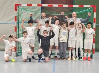 🥉 STARKER 3. PLATZ BEI DEN HALLENKREISMEISTERSCHAFTEN!
Trotz zweier Ausfälle starteten unsere E1-Junioren motiviert in die Endrunde der Hallenkreismeisterschaft in Mayen. Nach einer 0:4-Auftaktniederlage zeigte das Team eine tolle Reaktion, gewann die restlichen Gruppenspiele souverän und zog als Gruppensieger ins Halbfinale ein. Dort fehlte im Siebenmeterschießen das nötige Glück.
Im kleinen Finale gegen den FC Andernach behielten unsere Jungs diesmal die Nerven und sicherten sich verdient Platz 3. đź’Ş
Besonders stark: Unsere Jungs stellten die torreichste Offensive des gesamten Turniers! âš˝
👉 Den ausführlichen Spielbericht findet ihr auf unserer Homepage.
#svkripp #ejunioren #hallenturnier #hallenmeisterschaft #immerweiter
