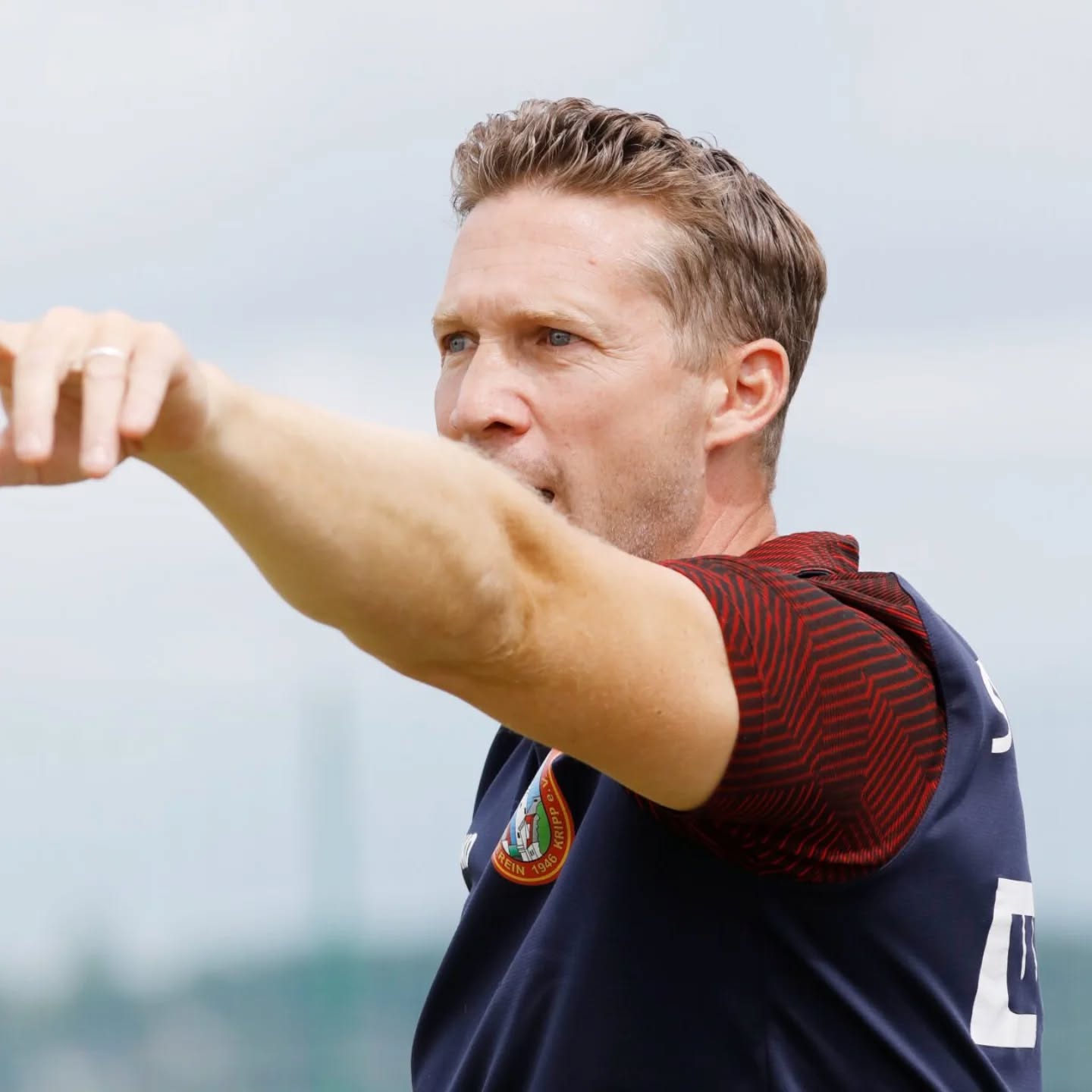 🎙️ INTERVIEW MIT UNSEREM TRAINERDUO ZUM LIGASTART
Die Winterpause ist vorbei – am Wochenende startet unsere erste Mannschaft in die zweite Saisonhälfte! Wir haben mit unserem Trainerduo über die Vorbereitung, den bisherigen Saisonverlauf und die Ziele für die Rückrunde gesprochen. ⚽
Die wichtigsten Punkte aus dem Interview:
🔹 Intensive Vorbereitung in der Winterpause mit Fokus auf Fitness und Abläufe
🔹 Weiter hart arbeiten, um die gesteckten Ziele zu erreichen
🔹 Teamgeist und Konstanz werden in der Rückrunde entscheidend sein
🔹 Vorfreude auf den Pflichtspielstart am Wochenende
👉 Das komplette Interview mit unserem Trainerduo findet ihr jetzt auf unserer Homepage!
#svkripp #fussball #team #interview #kreisliga