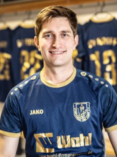 EIN BLICK IN DIE KABINE UNSERER ERSTEN MANNSCHAFT 
Unser neues Heimtrikot strahlt noch immer – und auch beim zweiten Aufschlag macht es richtig was her. Nachdem beim ersten Termin nicht alle Jungs dabei sein konnten, präsentieren heute die nächsten Spieler stolz unser neues Jersey in der Kabine. 🫶
Passend zu unserem 80-jährigen Vereinsjubiläum erstrahlt das Trikot in der Gold-Edition und wird auch in der zweiten Saisonhälfte unser Begleiter auf dem Platz sein. 💪
Ein besonderer Dank geht an unseren langjährigen Partner, die Wahl Firmengruppe, dessen Logo auch in unserer Kabine nicht zu übersehen ist. Danke für die großzügige Unterstützung! 🙌
#heimtrikot #vereinsliebe #svkripp #wahlfirmengruppe #80jahre