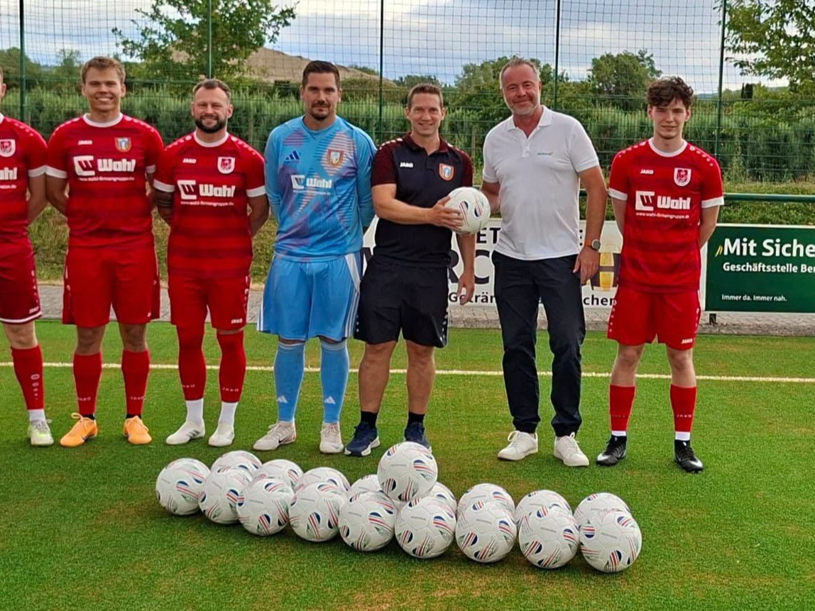 Neue Trainingsbälle für die Seniorenteams