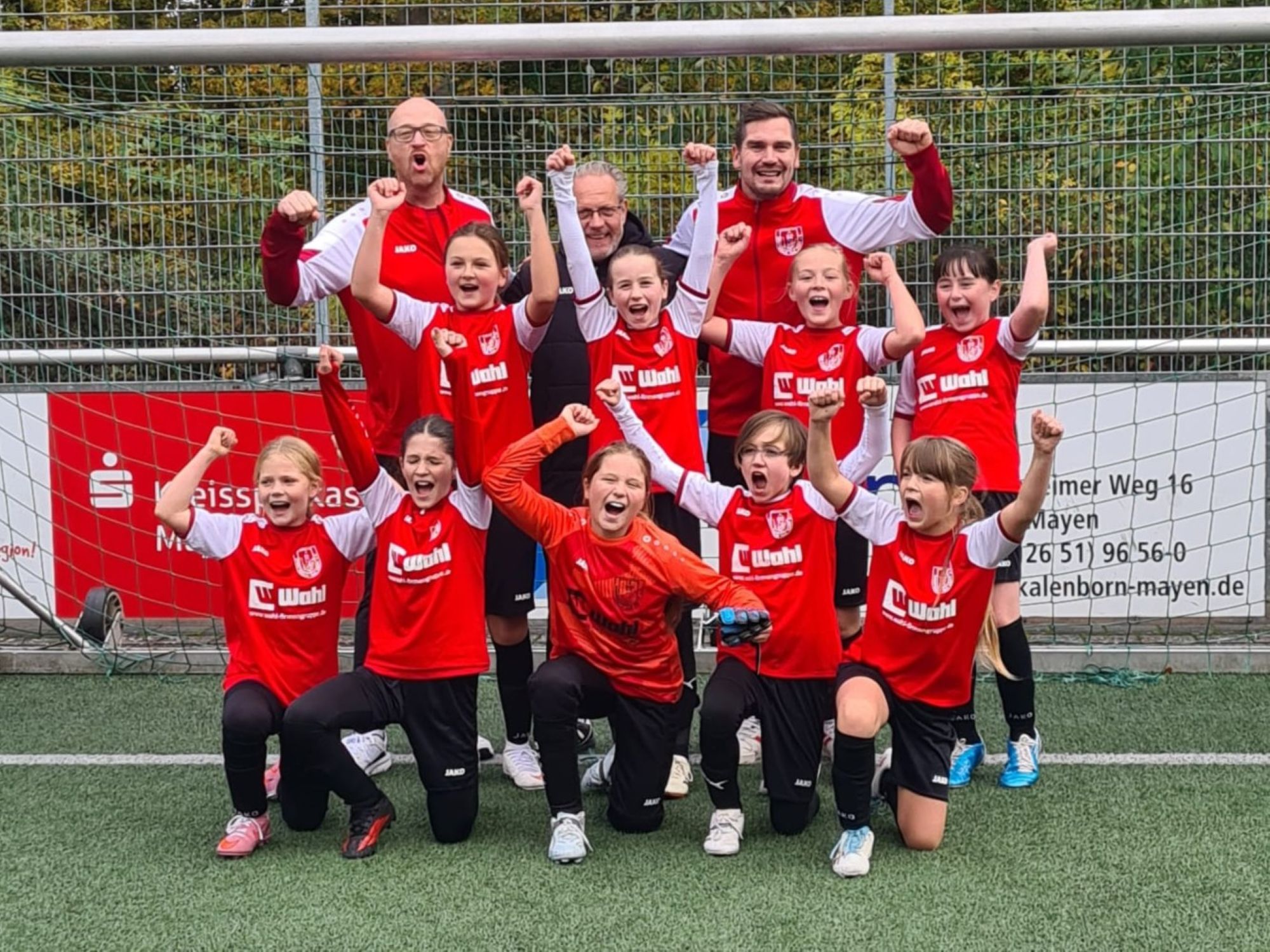 Mädchenfußball: E-Juniorinnen auf Erfolgskurs – D-Juniorinnen zeigen Kampfgeist